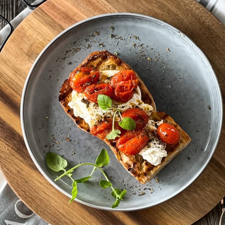 Burrata z pieczonymi pomidorami