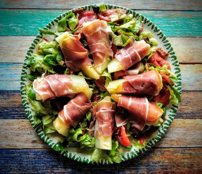 Sałatka z melonem i prosciutto